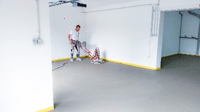 Der Estrich wird geglättet.